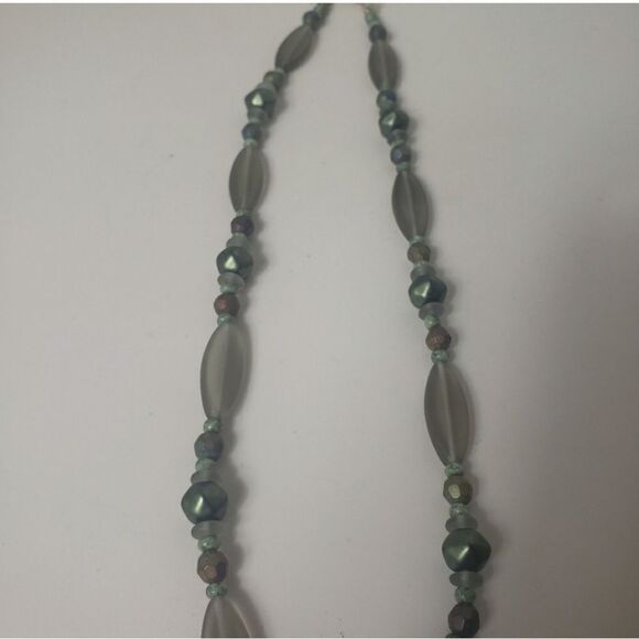 ARTISAN Lucite Resin Beaded Necklace Shades Of Green - Picture 4 of 5